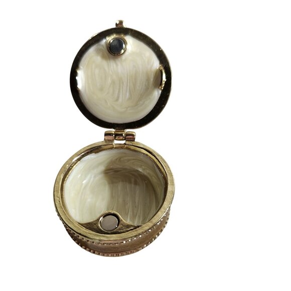 Gold Tone Round Trinket Box Heart Design Hinged Lid pill holder magnetic close - Picture 3 of 4